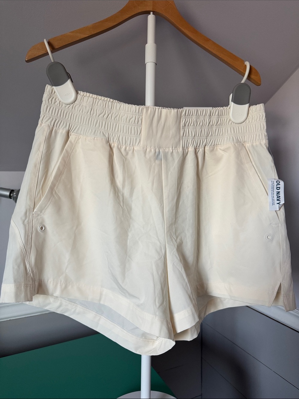 Old Navy Women's Cream Elastic-Waist Athletic Stretch Tech Shorts Size: L NWTS